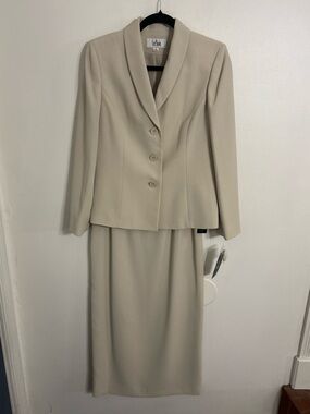 Le Suit Cream Women's Two-Piece Skirt Suit with Collar Blazer Size 8 NWT